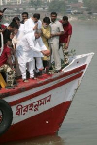 বাপ্পি লাহিড়ীর পরিবার কলকাতায়, পারিবারিক নিয়ম মেনে গঙ্গায় ডিস্কো কিং-এর অস্থি বিসর্জন
