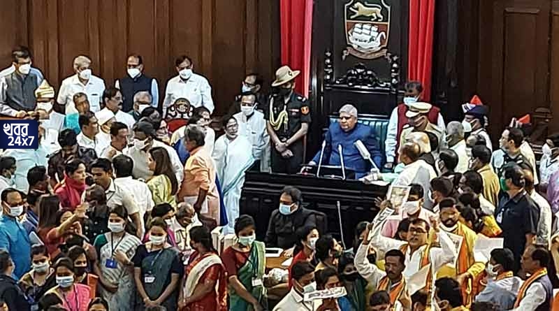 পশ্চিমবঙ্গের ইতিহাসে নজিরবিহীন ঘটনা, অধিবেশনের শুরুতেই বিজেপির বিক্ষোভের জেরে নির্দিষ্ট সময় ভাষণই দিতে পারলেন না রাজ্যপাল পশ্চিমবঙ্গের ইতিহাসে নজিরবিহীন ঘটনা, অধিবেশনের শুরুতেই বিজেপির বিক্ষোভের জেরে নির্দিষ্ট সময় ভাষণই দিতে পারলেন না রাজ্যপাল