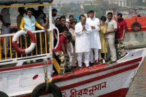 বাপ্পি লাহিড়ীর পরিবার কলকাতায়, পারিবারিক নিয়ম মেনে গঙ্গায় ডিস্কো কিং-এর অস্থি বিসর্জন বাপ্পি লাহিড়ীর পরিবার কলকাতায়, পারিবারিক নিয়ম মেনে গঙ্গায় ডিস্কো কিং-এর অস্থি বিসর্জন