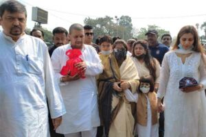 বাপ্পি লাহিড়ীর পরিবার কলকাতায়, পারিবারিক নিয়ম মেনে গঙ্গায় ডিস্কো কিং-এর অস্থি বিসর্জন বাপ্পি লাহিড়ীর পরিবার কলকাতায়, পারিবারিক নিয়ম মেনে গঙ্গায় ডিস্কো কিং-এর অস্থি বিসর্জন