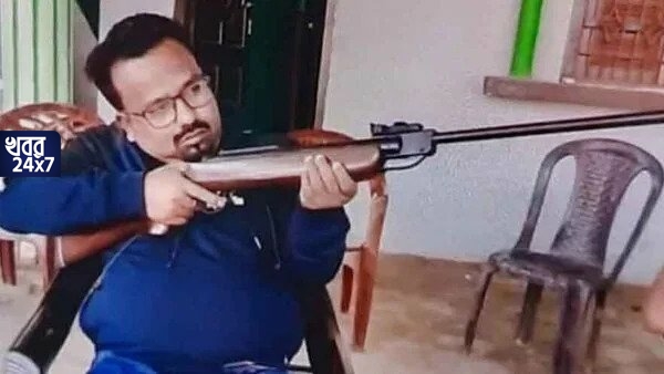 বন্দুক দিয়ে তাক করে রয়েছেন তৃণমূল নেতা, ছবি ভাইরাল হতেই পাল্টি খেয়ে মন্তব্য, ‘ওটা তো পাখি মারার বন্দুক’