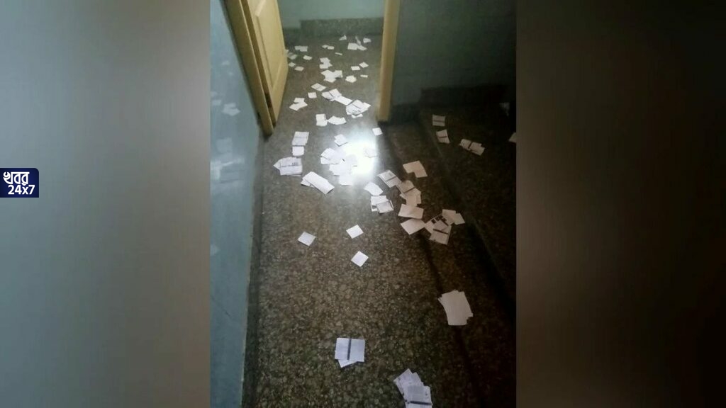 ডাক্তারি পরীক্ষায় দেদার টুকলি! কাগজের টুকরোর ছড়াছড়ি এসএসকেএম-র অ্যাকাডেমিক ভবনের শৌচাগারে, এভাবে পাশ করেই হবু চিকিৎসকরা রোগীর জীবনের দায়িত্ব নেবেন? ডাক্তারি পরীক্ষায় দেদার টুকলি! কাগজের টুকরোর ছড়াছড়ি এসএসকেএম-র অ্যাকাডেমিক ভবনের শৌচাগারে, এভাবে পাশ করেই হবু চিকিৎসকরা রোগীর জীবনের দায়িত্ব নেবেন?