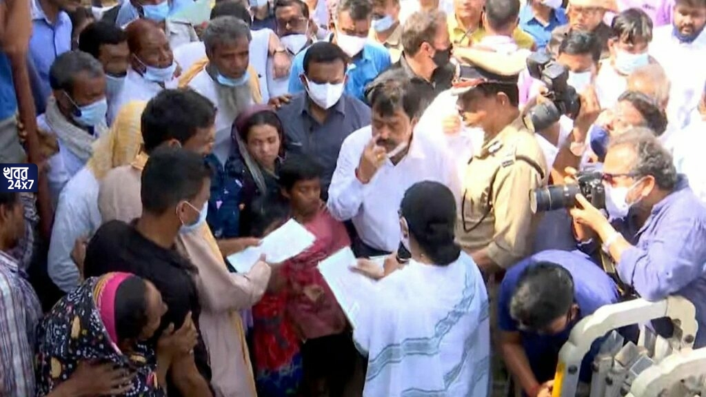 ‘দিদি তো সামান্য কিছু দিয়ে সন্তুষ্ট করলেন, চাপে পড়ে সহ্য করতে হল, কিন্তু নিরাপত্তা কোথায়’, এখনও আতঙ্কে বাগটুই গণহত্যাকাণ্ডে স্বজনহারারা ‘দিদি তো সামান্য কিছু দিয়ে সন্তুষ্ট করলেন, চাপে পড়ে সহ্য করতে হল, কিন্তু নিরাপত্তা কোথায়’, এখনও আতঙ্কে বাগটুই গণহত্যাকাণ্ডে স্বজনহারারা