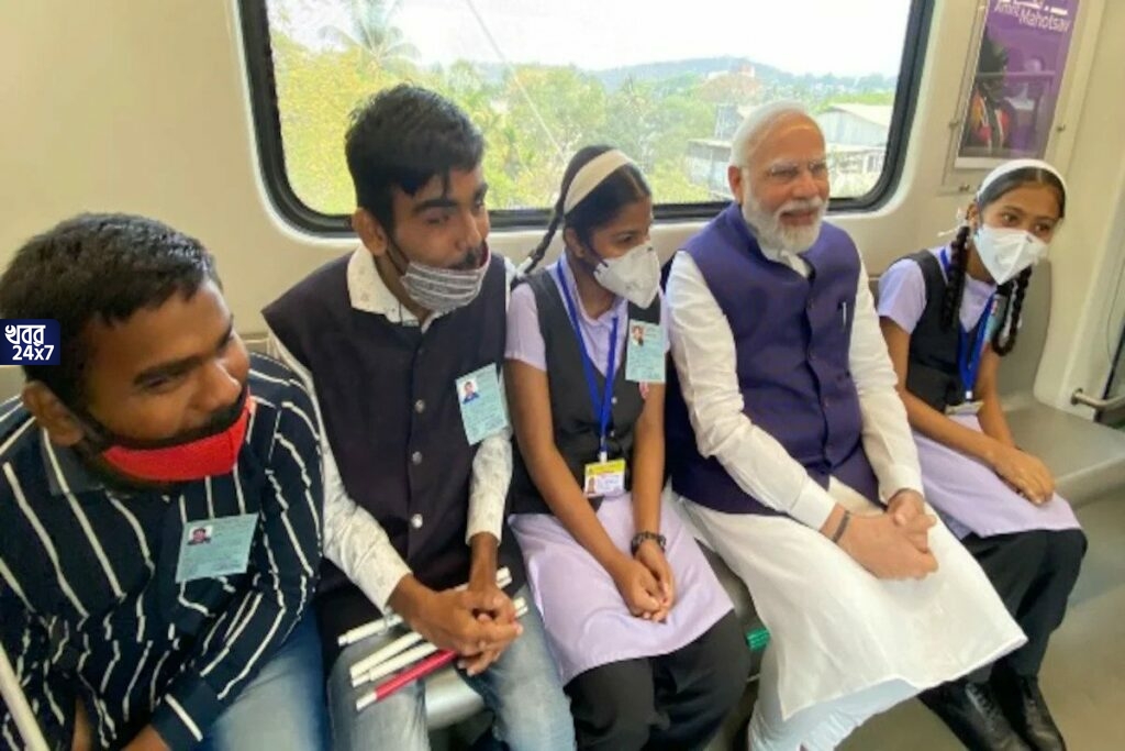 পুণে মেট্রো রেলপথের উদ্বোধন করলেন প্রধানমন্ত্রী নরেন্দ্র মোদী, নিজে টিকিট কেটে সারলেন মেট্রো সফরও পুণে মেট্রো রেলপথের উদ্বোধন করলেন প্রধানমন্ত্রী নরেন্দ্র মোদী, নিজে টিকিট কেটে সারলেন মেট্রো সফরও