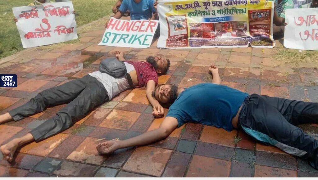 প্রবল রোদ, রমজান উপেক্ষা করেও জারি অনশন, রাজপথে অসুস্থ হয়ে পড়লেন চাকরিপ্রার্থীরা, নিয়ে যাওয়া হল হাসপাতালে