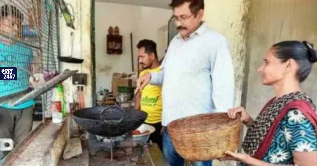 অভাবনীয়! স্কুলের খরচ মেটাতে চপ বিক্রি করছেন খোদ প্রধান শিক্ষকই, ব্যবসার টাকাতেই বেতন তুলে দিচ্ছেন শিক্ষক-শিক্ষাকর্মীদের হাতে