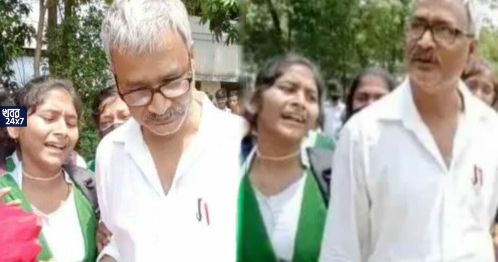 বদলি হয়ে যাচ্ছেন প্রধান শিক্ষক, তাঁকে আটকাতে পায়ে পড়ে কান্নায় ভেঙে পড়ল পড়ুয়ারা