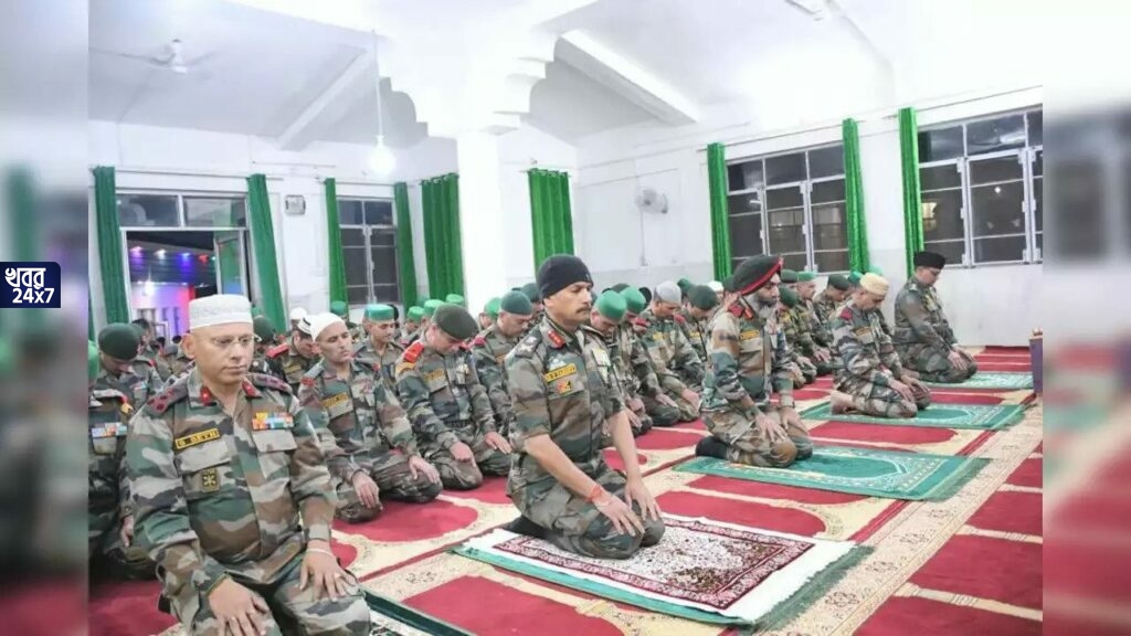 সম্প্রীতির ভারত! ভারতীয় সেনা অফিসাররা নামাজ পড়ছেন কাশ্মীরে, ঐক্যের বার্তা দেওয়া এই ছবি মন জয় করল দেশবাসীর