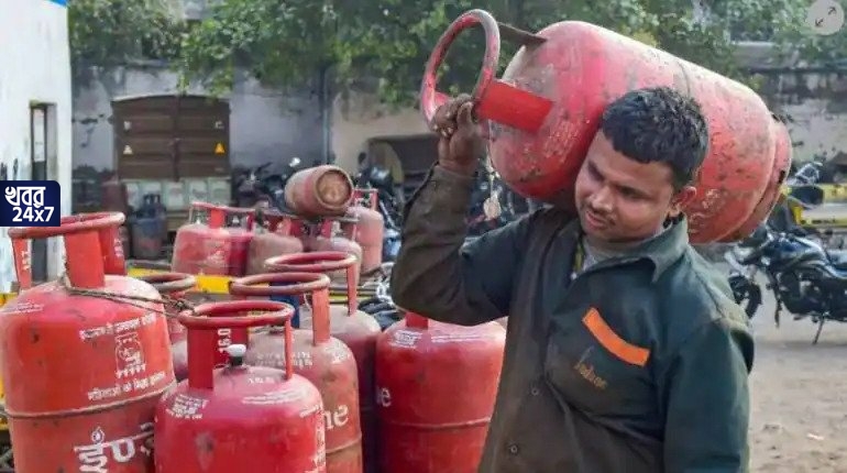 মাসের শুরুতেই মাথায় হাত মধ্যবিত্তদের! এক ধাক্কায় ২৫০ টাকা বেড়ে গেল গ্যাসের দাম