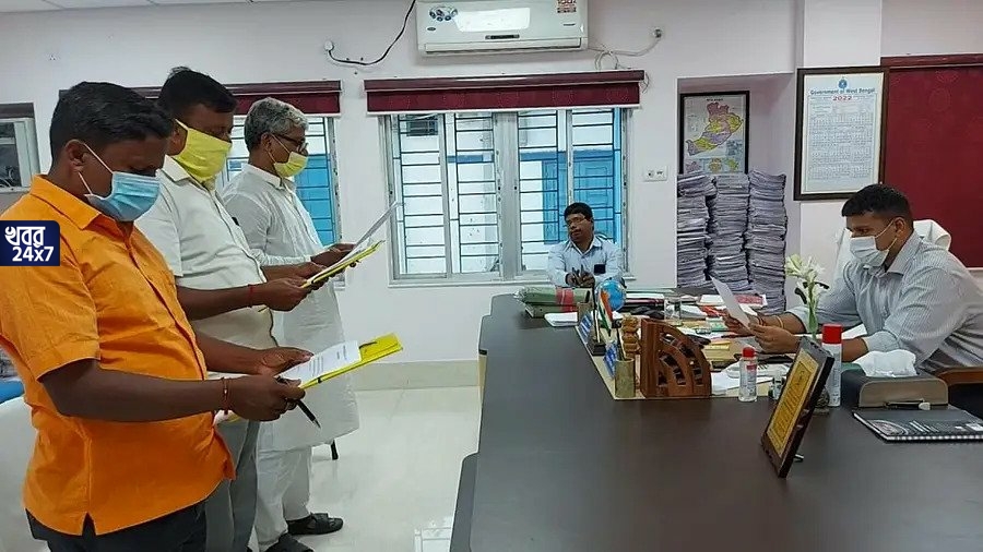 ফের বিতর্কের শিরোনামে কাঁথি! বিজেপি কাউন্সিলরদের চেয়ারে বসেই শপথ বাক্য পাঠ করালেন কাঁথির মহকুমা শাসক, ভাইরাল ভিডিও ফের বিতর্কের শিরোনামে কাঁথি! বিজেপি কাউন্সিলরদের চেয়ারে বসেই শপথ বাক্য পাঠ করালেন কাঁথির মহকুমা শাসক, ভাইরাল ভিডিও