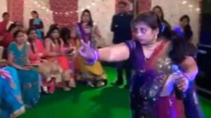 ‘দো ঘুঁট মুঝে ভি পিলা দে শরাবি’, নেশায় চুর হয়ে বিয়েবাড়ির ডান্স ফ্লোর মাতালেন মহিলা, মাটিতে শুয়ে গড়াগড়ি, হেসেই খুন নেটিজেনরা