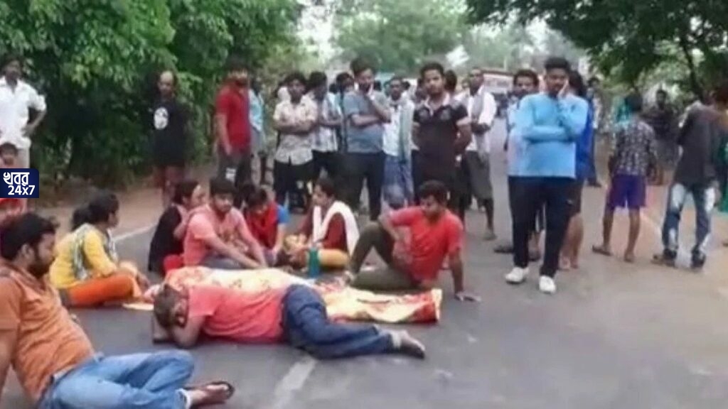 স্বাস্থ্যসাথী কার্ড দেখেই চিকিৎসায় ‘না’ একাধিক বেসরকারি হাসপাতালের, বিনা চিকিৎসায় ১৪ ঘণ্টা থাকার পর মৃত্যু প্রৌঢ়ের, রাস্তা অবরোধ করে বিক্ষোভ পরিবারের স্বাস্থ্যসাথী কার্ড দেখেই চিকিৎসায় ‘না’ একাধিক বেসরকারি হাসপাতালের, বিনা চিকিৎসায় ১৪ ঘণ্টা থাকার পর মৃত্যু প্রৌঢ়ের, রাস্তা অবরোধ করে বিক্ষোভ পরিবারের