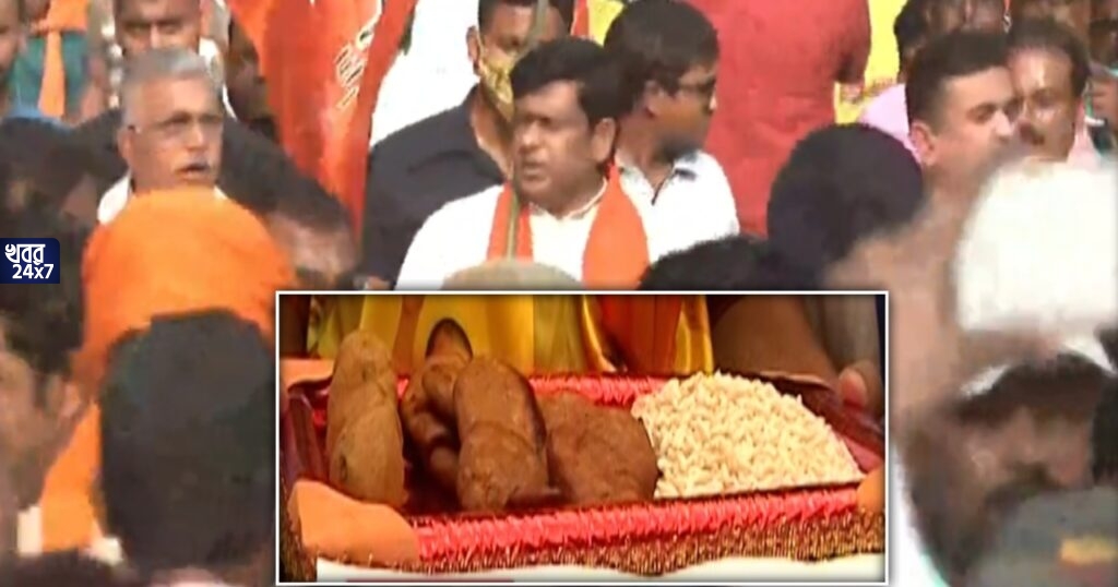 রাজ্যে ভোট পরবর্তী হিংসার বর্ষপূর্তিতে কলকাতায় বিজেপির প্রতিবাদ মিছিল, সরকারকে কটাক্ষ করেই হাতে চপ-মুড়ি নিয়ে মিছিলে সামিল গেরুয়া শিবির
