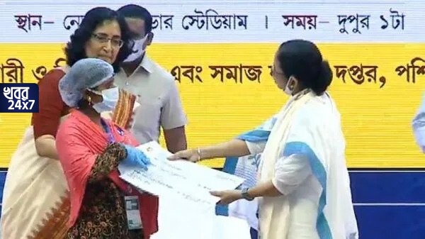 ‘আমরা লক্ষ্মীর ভাণ্ডার করি, ওরা কুৎসার ভাণ্ডার করে’, অমিত শাহ রাজ্যে আসার দিনই বিজেপিকে তুলোধোনা মমতার ‘আমরা লক্ষ্মীর ভাণ্ডার করি, ওরা কুৎসার ভাণ্ডার করে’, অমিত শাহ রাজ্যে আসার দিনই বিজেপিকে তুলোধোনা মমতার