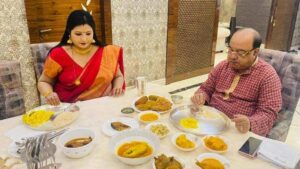 জামাইষষ্ঠী জমজমাট শোভনের, পরম আদর-যত্নে শোভনকে পঞ্চব্যঞ্জন সাজিয়ে দিলেন বৈশাখী, মাথায় দিলেন স্নেহের পরশ