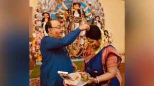 জামাইষষ্ঠী জমজমাট শোভনের, পরম আদর-যত্নে শোভনকে পঞ্চব্যঞ্জন সাজিয়ে দিলেন বৈশাখী, মাথায় দিলেন স্নেহের পরশ