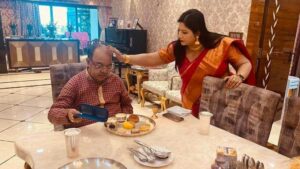 জামাইষষ্ঠী জমজমাট শোভনের, পরম আদর-যত্নে শোভনকে পঞ্চব্যঞ্জন সাজিয়ে দিলেন বৈশাখী, মাথায় দিলেন স্নেহের পরশ