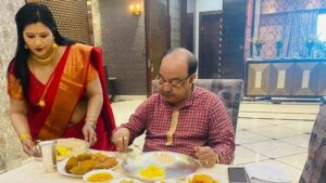জামাইষষ্ঠী জমজমাট শোভনের, পরম আদর-যত্নে শোভনকে পঞ্চব্যঞ্জন সাজিয়ে দিলেন বৈশাখী, মাথায় দিলেন স্নেহের পরশ