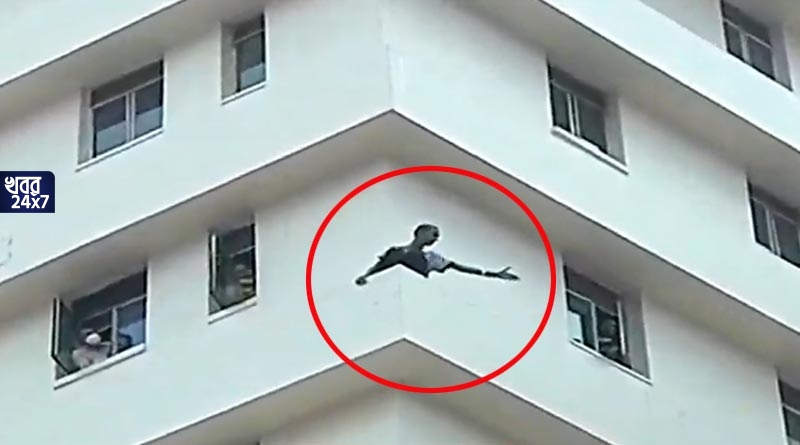 কলকাতার বেসরকারি হাসপাতালের আটতলার কার্নিশে বসে পা দোলাচ্ছেন রোগী, দৃশ্য দেখে স্তম্ভিত সকলে, নামানোর চেষ্টা দমকলের কলকাতার বেসরকারি হাসপাতালের আটতলার কার্নিশে বসে পা দোলাচ্ছেন রোগী, দৃশ্য দেখে স্তম্ভিত সকলে, নামানোর চেষ্টা দমকলের