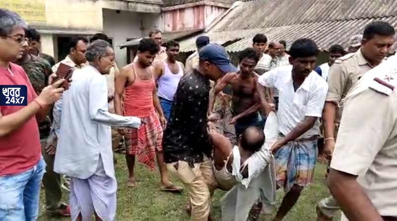 তৃতীয় শ্রেণীর ছাত্রীকে শ্লীলতাহানি স্কুল শিক্ষকের, জানতে পেরেই অভিভাবকরা মিলে গণপিটুনি দিল শিক্ষককে তৃতীয় শ্রেণীর ছাত্রীকে শ্লীলতাহানি স্কুল শিক্ষকের, জানতে পেরেই অভিভাবকরা মিলে গণপিটুনি দিল শিক্ষককে