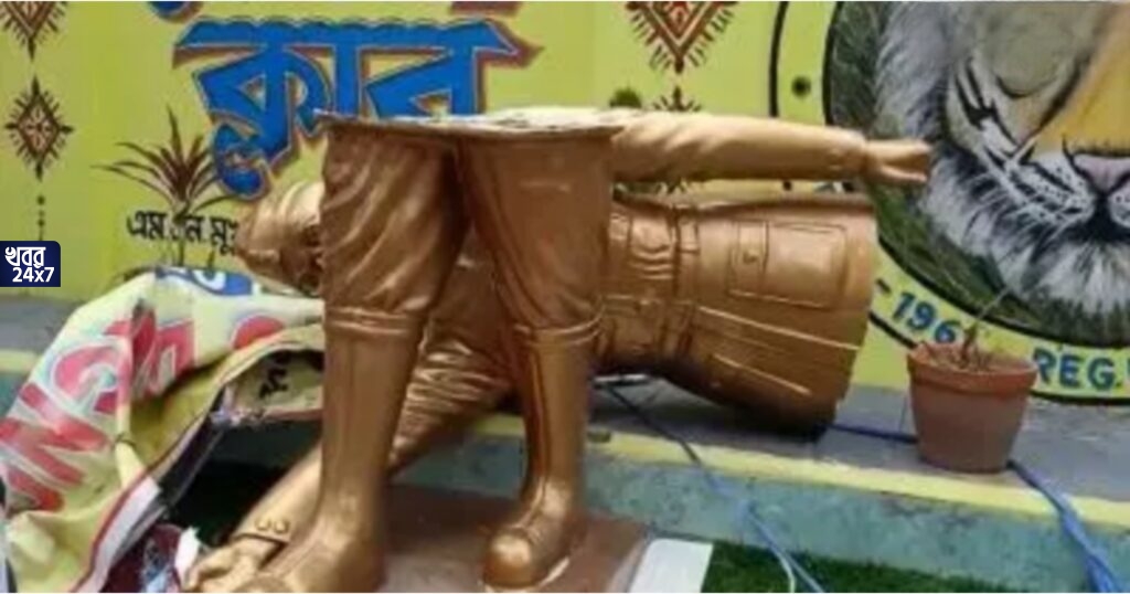 ফিরল পুরনো স্মৃতি! নেতাজির মূর্তি ভেঙে দু’টুকরো করল দুষ্কৃতীরা, সিসিটিভি ক্যামেরায় ধরা পড়ল হিংসার ঘটনা ফিরল পুরনো স্মৃতি! নেতাজির মূর্তি ভেঙে দু’টুকরো করল দুষ্কৃতীরা, সিসিটিভি ক্যামেরায় ধরা পড়ল হিংসার ঘটনা