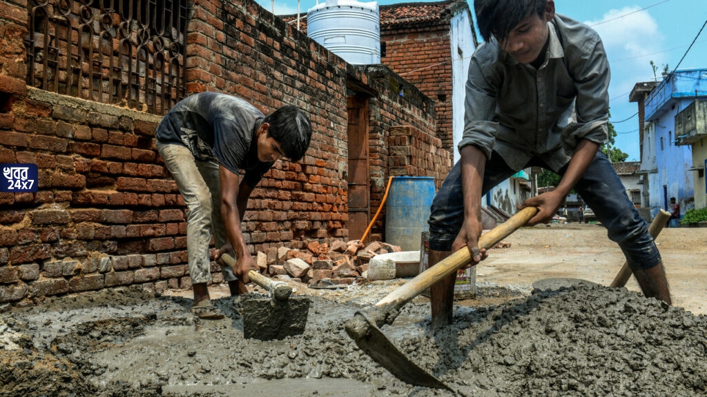 কেউ চালাচ্ছে দোকান তো কেউ আবার মোটরবাইকের মেকানিক, গরমের ছুটিতে নানাভাবে রোজগারের পথ খুঁজছে গরীব পড়ুয়ারা