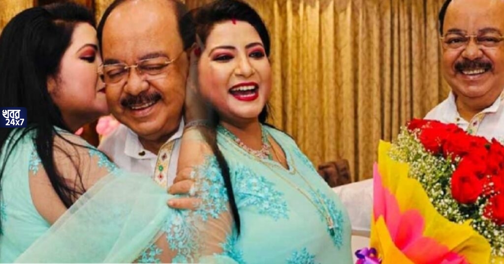 জন্মদিনের বিশেষ উপহার! নিজের ‘লাইফলাইন’এর গালে চু’ম্ব’ন, শোভনের জন্মদিনে আদুরে ছবি পোস্ট করলেন বৈশাখী, ছবি ঘিরে চর্চা তুঙ্গে
