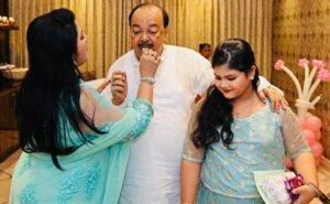 জন্মদিনের বিশেষ উপহার! নিজের ‘লাইফলাইন’এর গালে চু’ম্ব’ন, শোভনের জন্মদিনে আদুরে ছবি পোস্ট করলেন বৈশাখী, ছবি ঘিরে চর্চা তুঙ্গে