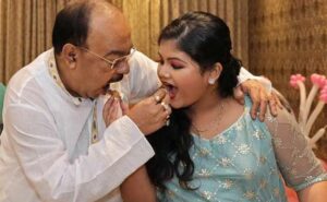 জন্মদিনের বিশেষ উপহার! নিজের ‘লাইফলাইন’এর গালে চু’ম্ব’ন, শোভনের জন্মদিনে আদুরে ছবি পোস্ট করলেন বৈশাখী, ছবি ঘিরে চর্চা তুঙ্গে
