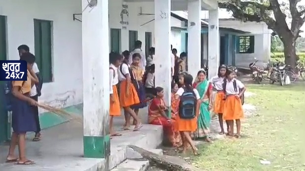 'রোজ আসি ঘুরে যাই, আমাদের শিক্ষক চাই' কাতর আবেদন রাজ্যের সরকারি স্কুলের পড়ুয়াদের 'রোজ আসি ঘুরে যাই, আমাদের শিক্ষক চাই' কাতর আবেদন রাজ্যের সরকারি স্কুলের পড়ুয়াদের