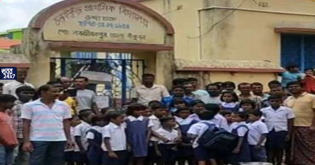 বাংলাই জানেন না স্কুলের শিক্ষক, বাংলা বানানে অজস্র ভুল, শিক্ষককে অপসারণের দাবী জানিয়ে স্কুল গেটে তালা দিল অভিভাবকরা