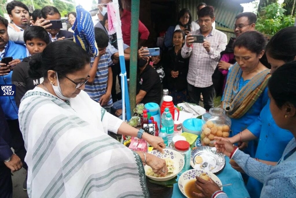 মোমোর পর এবার ফুচকা! দার্জিলিংয়ে রাস্তার ধারের স্টলে নিজের হাতে ফুচকা বানালেন মমতা, মুখ্যমন্ত্রীর হাতে ফুচকা খেয়ে উচ্ছ্বসিত সকলে