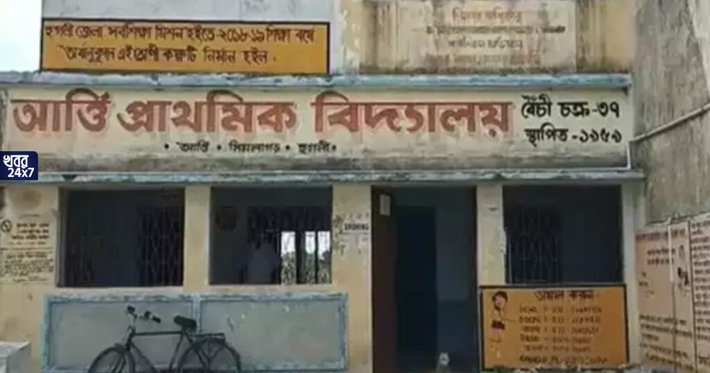 সকালে চলছে স্কুল, রাতের অন্ধকার নামলেই স্কুলে বসে ম'দের আসর, স্কুল থেকে মিলছে ক'ন্ডো'মও, বিড়ম্বনা শিক্ষক-অভিভাবক মহল সকালে চলছে স্কুল, রাতের অন্ধকার নামলেই স্কুলে বসে ম'দের আসর, স্কুল থেকে মিলছে ক'ন্ডো'মও, বিড়ম্বনা শিক্ষক-অভিভাবক মহল