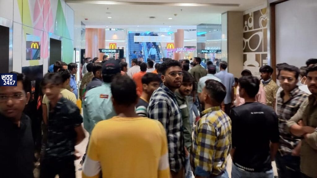 শপিংমলের ভিতরে নামাজ পাঠ, পাল্টা ভজন গাইতে শুরু করল বজরং দলও, তুমুল চাঞ্চল্য ভোপালের মলে শপিংমলের ভিতরে নামাজ পাঠ, পাল্টা ভজন গাইতে শুরু করল বজরং দলও, তুমুল চাঞ্চল্য ভোপালের মলে