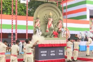 স্বাধীনতা দিবসে মুখ্যমন্ত্রীকে ‘গার্ড অফ অনার’, দুর্গাপুজো, কন্যাশ্রীর ট্যাবলো প্রদর্শন রেড রোডে, আদিবাসী নৃত্যশিল্পীদের সঙ্গে নাচ মমতার স্বাধীনতা দিবসে মুখ্যমন্ত্রীকে ‘গার্ড অফ অনার’, দুর্গাপুজো, কন্যাশ্রীর ট্যাবলো প্রদর্শন রেড রোডে, আদিবাসী নৃত্যশিল্পীদের সঙ্গে নাচ মমতার