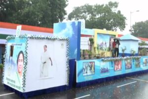 স্বাধীনতা দিবসে মুখ্যমন্ত্রীকে ‘গার্ড অফ অনার’, দুর্গাপুজো, কন্যাশ্রীর ট্যাবলো প্রদর্শন রেড রোডে, আদিবাসী নৃত্যশিল্পীদের সঙ্গে নাচ মমতার স্বাধীনতা দিবসে মুখ্যমন্ত্রীকে ‘গার্ড অফ অনার’, দুর্গাপুজো, কন্যাশ্রীর ট্যাবলো প্রদর্শন রেড রোডে, আদিবাসী নৃত্যশিল্পীদের সঙ্গে নাচ মমতার