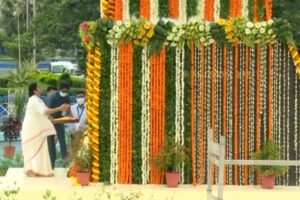স্বাধীনতা দিবসে মুখ্যমন্ত্রীকে ‘গার্ড অফ অনার’, দুর্গাপুজো, কন্যাশ্রীর ট্যাবলো প্রদর্শন রেড রোডে, আদিবাসী নৃত্যশিল্পীদের সঙ্গে নাচ মমতার স্বাধীনতা দিবসে মুখ্যমন্ত্রীকে ‘গার্ড অফ অনার’, দুর্গাপুজো, কন্যাশ্রীর ট্যাবলো প্রদর্শন রেড রোডে, আদিবাসী নৃত্যশিল্পীদের সঙ্গে নাচ মমতার
