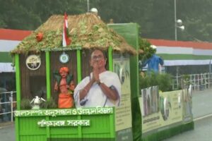 স্বাধীনতা দিবসে মুখ্যমন্ত্রীকে ‘গার্ড অফ অনার’, দুর্গাপুজো, কন্যাশ্রীর ট্যাবলো প্রদর্শন রেড রোডে, আদিবাসী নৃত্যশিল্পীদের সঙ্গে নাচ মমতার স্বাধীনতা দিবসে মুখ্যমন্ত্রীকে ‘গার্ড অফ অনার’, দুর্গাপুজো, কন্যাশ্রীর ট্যাবলো প্রদর্শন রেড রোডে, আদিবাসী নৃত্যশিল্পীদের সঙ্গে নাচ মমতার