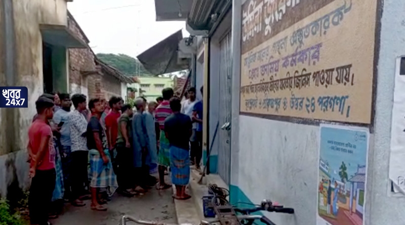 ঠিক যেন সিনেমা! নিরাপত্তারক্ষী-সিভিক ভলান্টিয়ারদের বেঁধে রেখে দু’টি সোনার দোকান লুঠ, দুঃসাহসিক ডাকাতির ঘটনায় আতঙ্ক অশোকনগরে ঠিক যেন সিনেমা! নিরাপত্তারক্ষী-সিভিক ভলান্টিয়ারদের বেঁধে রেখে দু’টি সোনার দোকান লুঠ, দুঃসাহসিক ডাকাতির ঘটনায় আতঙ্ক অশোকনগরে