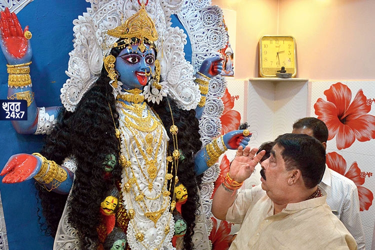 ৫৭০ ভরি সোনা দিয়ে সাজিয়ে তুলতেন মা কালীকে, এত বিপুল গয়নার উৎস কী? কোথা থেকে আসত এত টাকা? তদন্ত সিবিআইয়ের