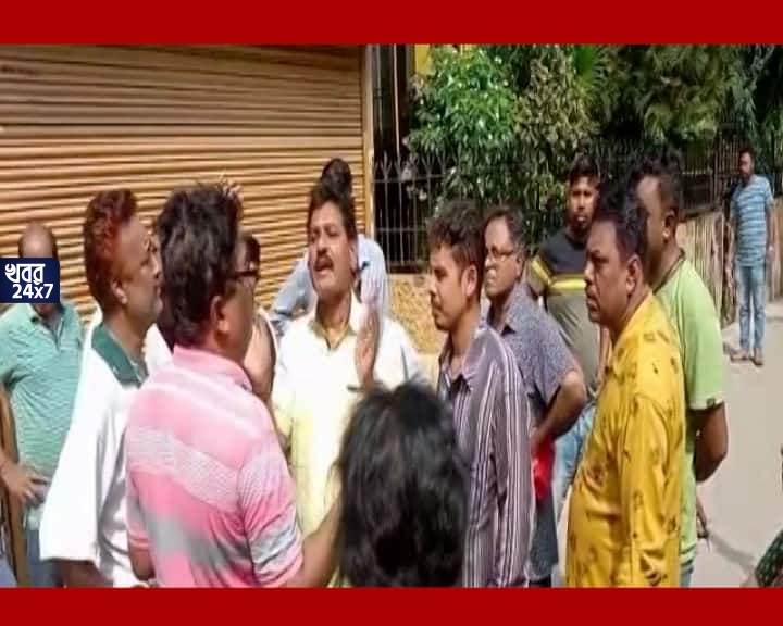 পুজো না করতে দেওয়ার হুমকি, পূজোর জিনিসপত্র বের করে ক্লাবঘরে তালা, ধুন্ধুমার কাণ্ড দক্ষিণ দমদমে, অভিযোগের তীর তৃণমূল কাউন্সিলরের দিকে পুজো না করতে দেওয়ার হুমকি, পূজোর জিনিসপত্র বের করে ক্লাবঘরে তালা, ধুন্ধুমার কাণ্ড দক্ষিণ দমদমে, অভিযোগের তীর তৃণমূল কাউন্সিলরের দিকে