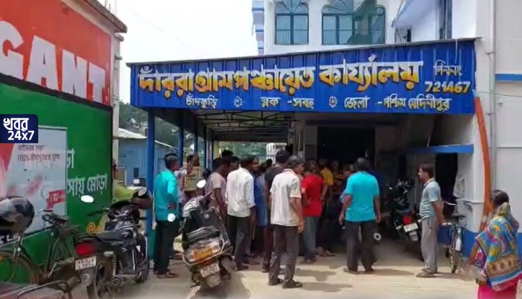 ঘুষের বিনিময়ে স্ত্রীকে চাকরি, দলীয় কর্মীদের বিক্ষোভ পঞ্চায়েতে, কাঠগড়ায় তৃণমূল পঞ্চায়েত প্রধান ঘুষের বিনিময়ে স্ত্রীকে চাকরি, দলীয় কর্মীদের বিক্ষোভ পঞ্চায়েতে, কাঠগড়ায় তৃণমূল পঞ্চায়েত প্রধান