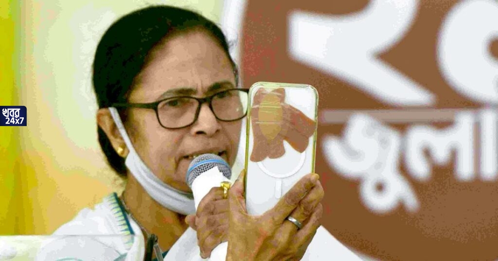ফোনে আড়ি পাতা রুখতে নয়া কৌশল, রাজ্যের আমলাদের আইফোন ব্যবহারের পরামর্শ দিলেন মমতা