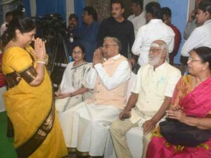 ‘মুখ্যমন্ত্রী এত ছোটো ঘরে থাকেন’, কালীপুজোয় মমতার পুজোতে তাঁর বাড়ি গিয়ে বিস্ময় প্রকাশ নয়া রাজ্যপালের