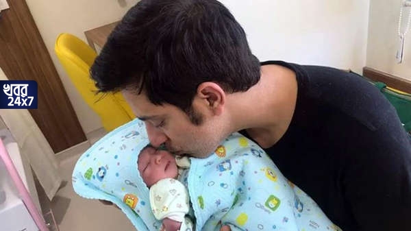 পিতৃস্নেহ! এক সপ্তাহের ‘পেটারনিটি লিভ’ যথেষ্ট নয়, সদ্যোজাত কন্যার সঙ্গে সময় কাটাতে মোটা মাইনের চাকরি ছাড়লেন বাবা