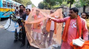 ডেঙ্গু নিয়ন্ত্রণে ব্যর্থ রাজ্য সরকার, অভিযোগ তুলে বিধানসভায় অভিনব প্রতিবাদ বিজেপির, হাতে মশা নিয়ে ঢুকলেন শুভেন্দুরা