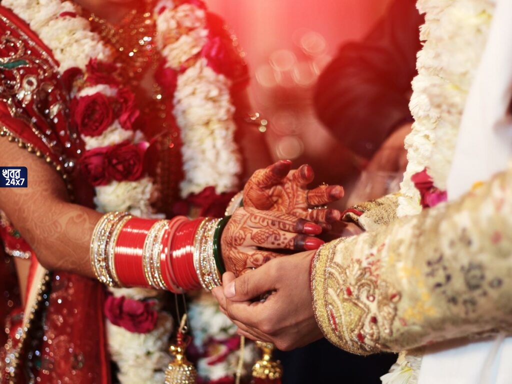 নিন্দনীয় ঘটনা! ৫৫ হাজার টাকার লোভে নিজের বোনকেই বিয়ে করলেন ভাই, পরিয়ে দিলেন বোনের সিঁথিতে সিঁদুর, হুলস্থূল কাণ্ড নিন্দনীয় ঘটনা! ৫৫ হাজার টাকার লোভে নিজের বোনকেই বিয়ে করলেন ভাই, পরিয়ে দিলেন বোনের সিঁথিতে সিঁদুর, হুলস্থূল কাণ্ড