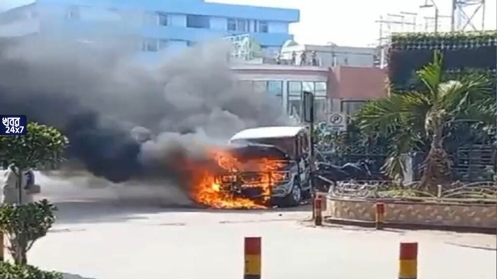 ভয়াবহ অগ্নিকাণ্ড শিয়ালদহ স্টেশনের সামনে, ১ ঘণ্টা ধরে জ্বলল পুলিশের গাড়ি, চাঞ্চল্য স্টেশন চত্বরে