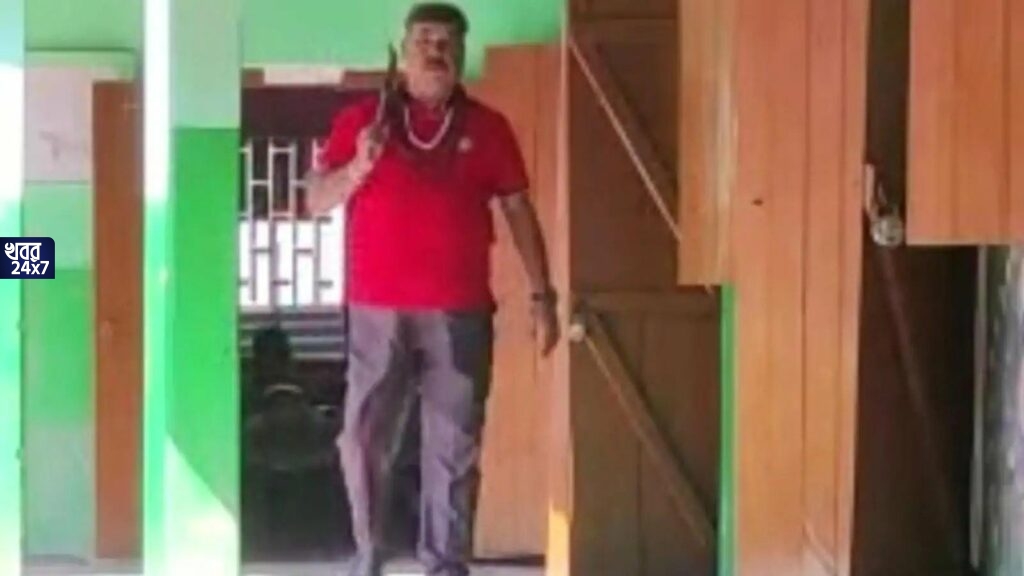শিক্ষকরা ঠিকমতো কাজ করছেন না, শিক্ষা দিতে স্কুলে ধারালো অস্ত্র নিয়ে ঘুরলেন প্রধান শিক্ষক, আতঙ্কে কাঁপছে পড়ুয়ারা