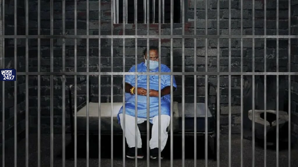 জেলের মধ্যে হাজার বায়নাক্কা পার্থর, স্নানের সময় চাই লোক, চাই চার টুকরো মাছ, ছয় টুকরো মাংস, জেলকর্মীদের অতিষ্ঠ করছেন প্রাক্তন মন্ত্রী